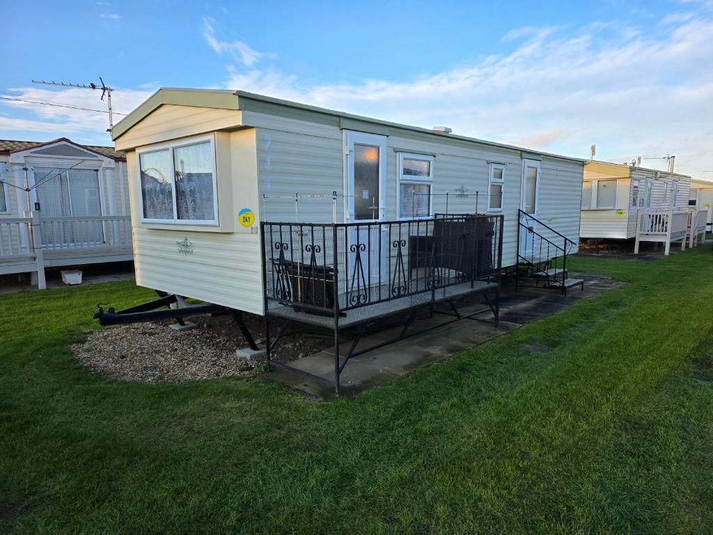 a mobile home is parked in a yard at Beachside Ingoldmells, 2 bedroom, Wifi in Ingoldmells