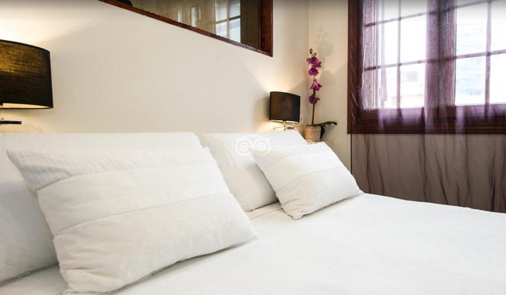 Postel nebo postele na pokoji v ubytování Hotel Itxas Gain Getaria