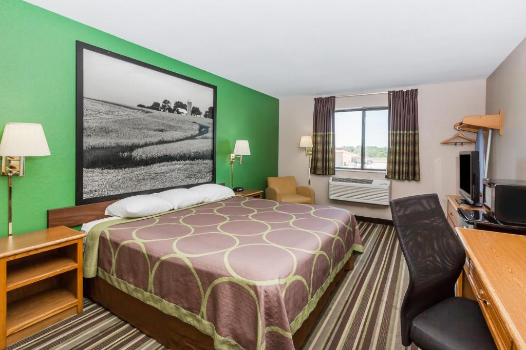 Postel nebo postele na pokoji v ubytování Super 8 by Wyndham Sioux City South