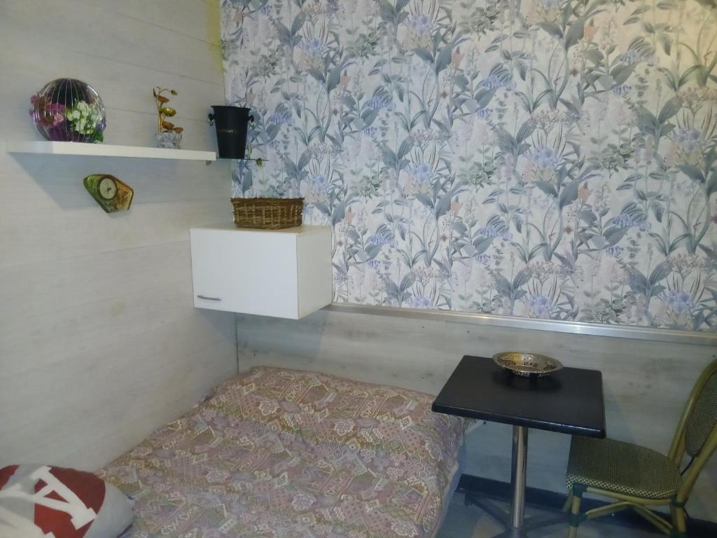 Studio Maryline de 18 m2 - Calme - Rez de chaussée sur patio Privé - Grand Canapé-Lit Clic Clac pour 2 personnes - Kitchenette - Salle de bain - 5 minutes du Métro Brochant de la ligne 13,Bus 54,74 et 31 vers sites touristiques