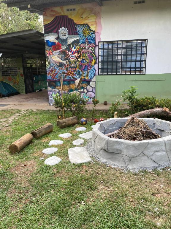 a building with a painting on the side of it at La casa de ito la chorrera in La Chorrera