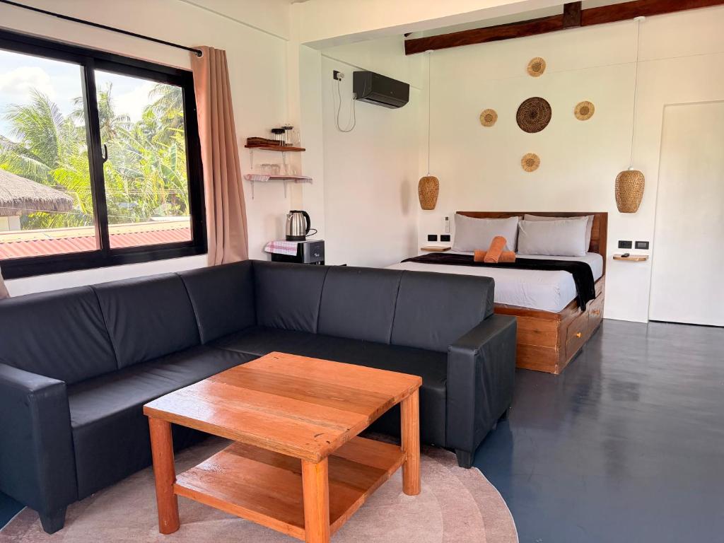 a living room with a couch and a bed at New Apartment Santa Fe in General Luna
