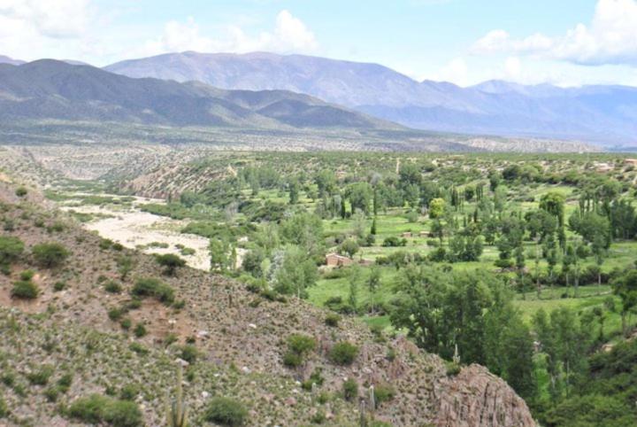 a view of a valley with mountains in the background at Casa de Campo Clarita y Hector in Ovara