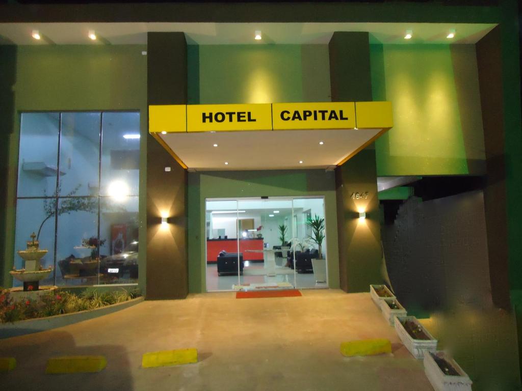 een hotelautoverhuurbord aan de voorzijde van een gebouw bij Hotel Capital in Cuiabá