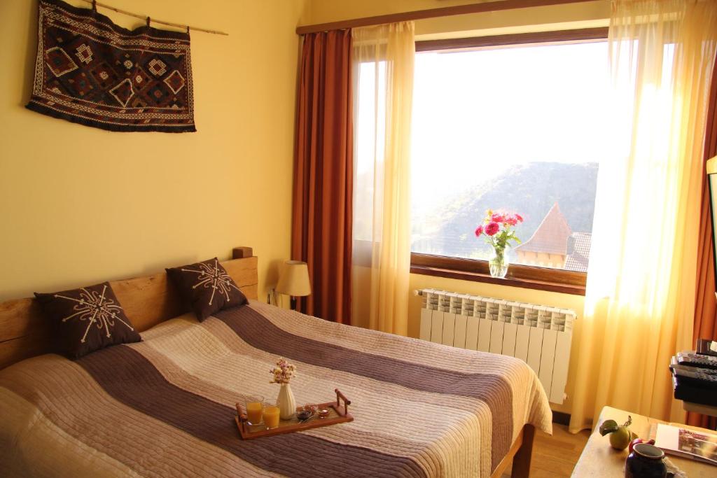 Postel nebo postele na pokoji v ubytování Silk Road Hotel
