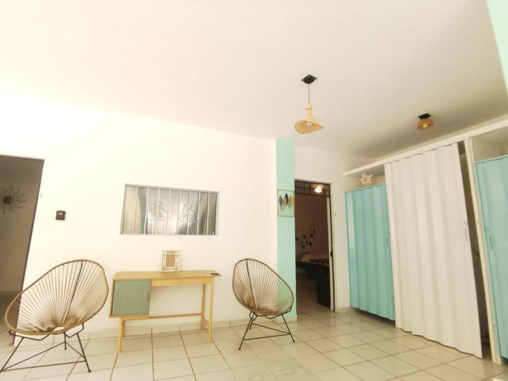 ein Wohnzimmer mit einem Tisch und zwei Stühlen in der Unterkunft Vista Boca in Puerto Vallarta