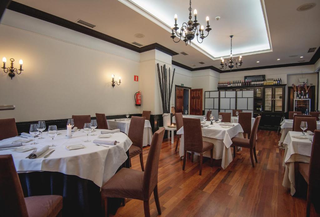 Restaurace v ubytování Hotel Harrison Etxea