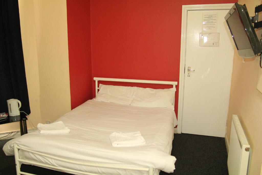 Postel nebo postele na pokoji v ubytování London Olympus Hotel