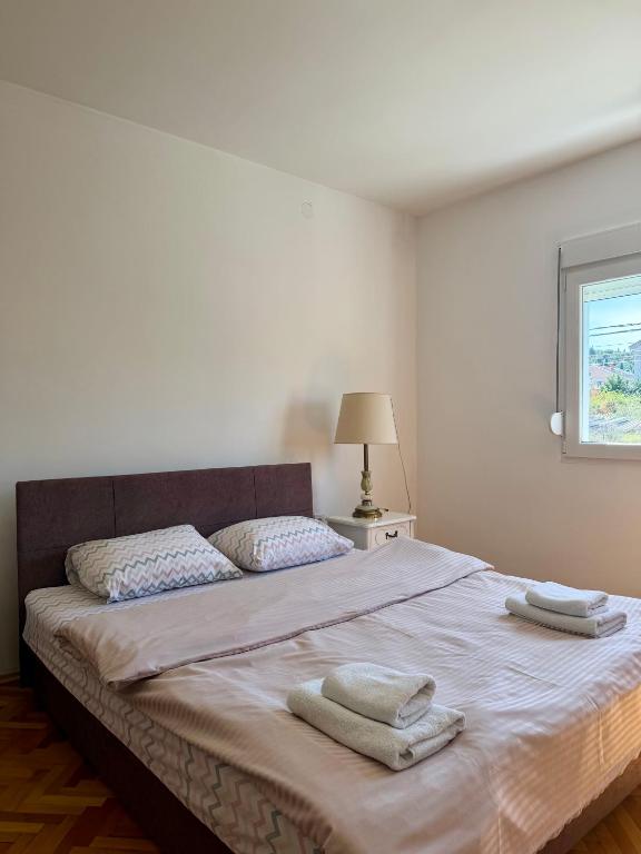 Entire spacious apartment with free parking