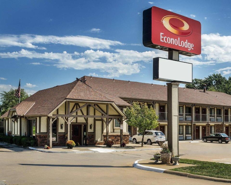 a hotel with a sign in front of a building at Econo Lodge Lawrence near University in Lawrence