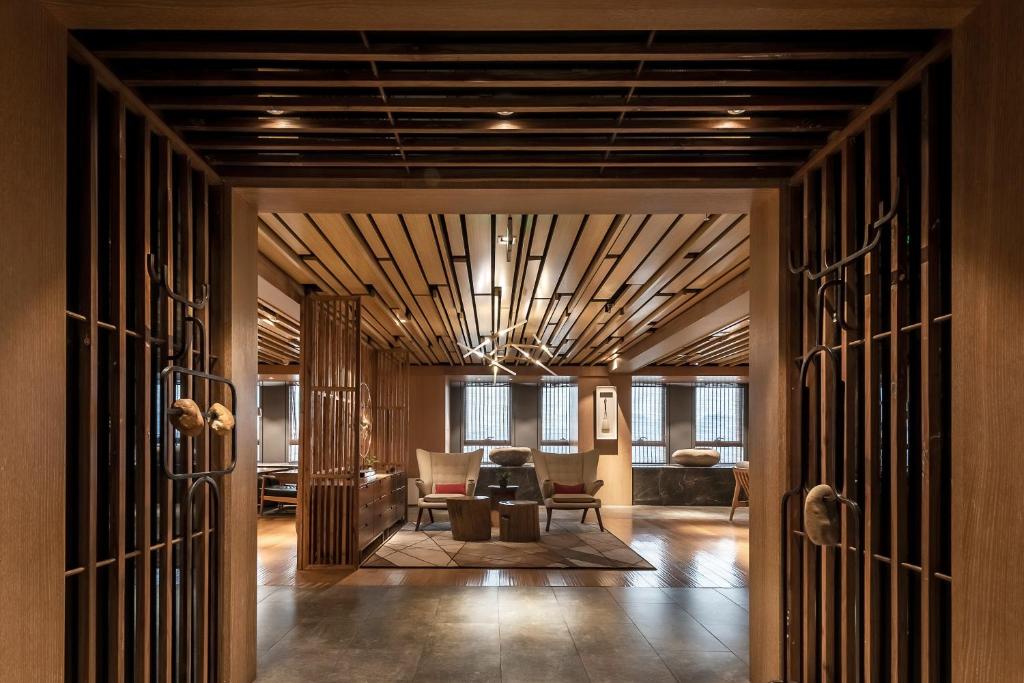 a hallway with a living room with a table at 两江万励OneJasper空中江景酒店 in Chongqing