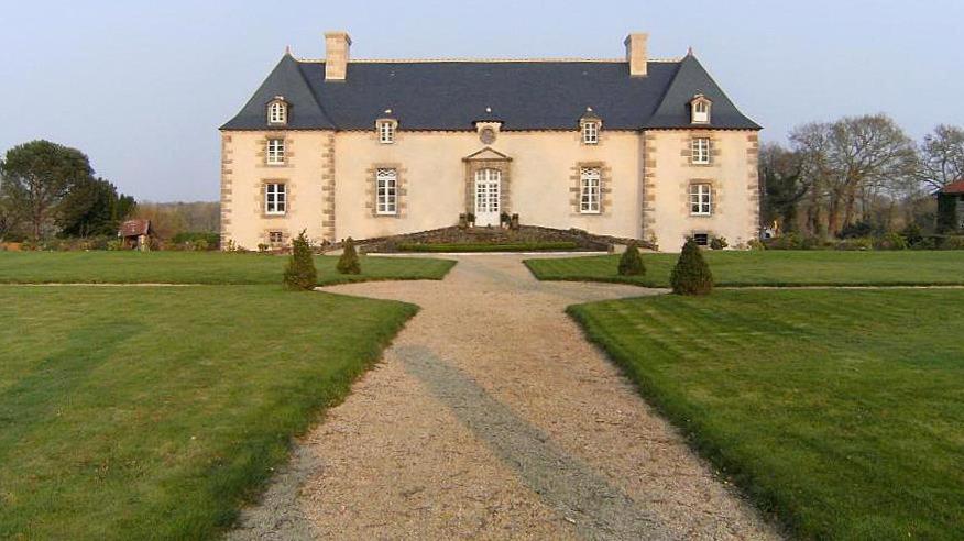 una casa grande con un camino delante de ella en Manoir de Belle-Noë en Dol-de-Bretagne