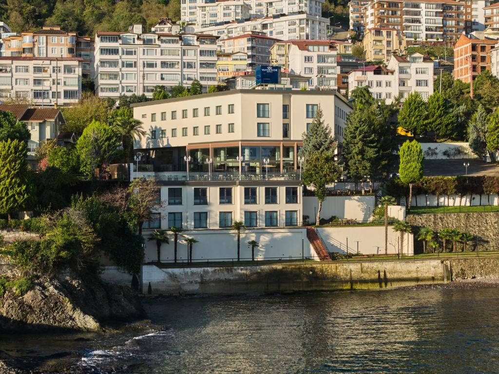 Blick auf eine Stadt mit Fluss und Gebäuden in der Unterkunft Waveside hotel in Altınordu