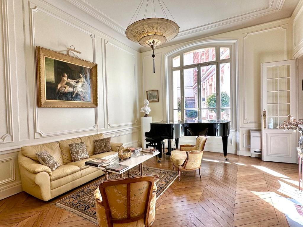 Luxury and Exclusive 130sqm estate 4m ceilings with garden view near Arc de Triomphe and Palais des Congrès