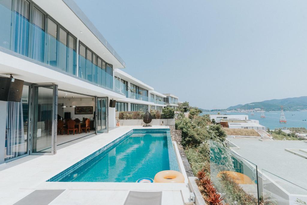 có hồ bơi biệt thự Oceanfront Nha Trang