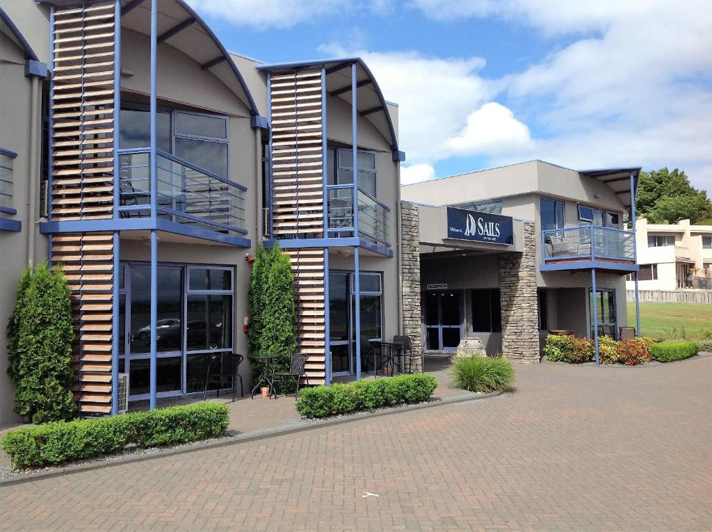 Sails on the Lake - Resim 5