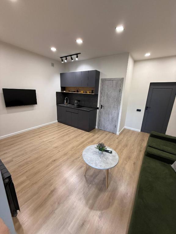 لابی و فضای عمومی modern apartment in the small center - تصویر ۵