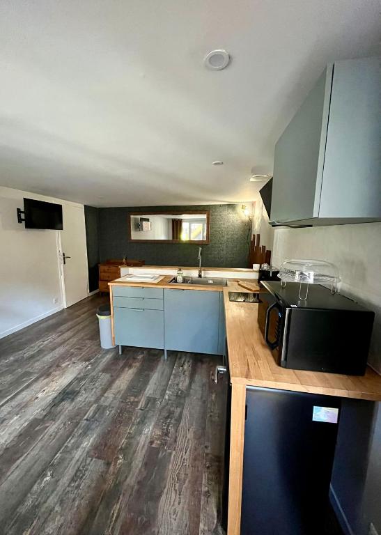 a kitchen with a sink and a counter top at Appartement confortable et accessible in Pelves