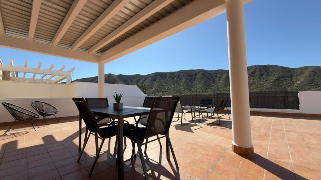 a patio with a table and chairs on a roof at Casa Xandra in Tabernas