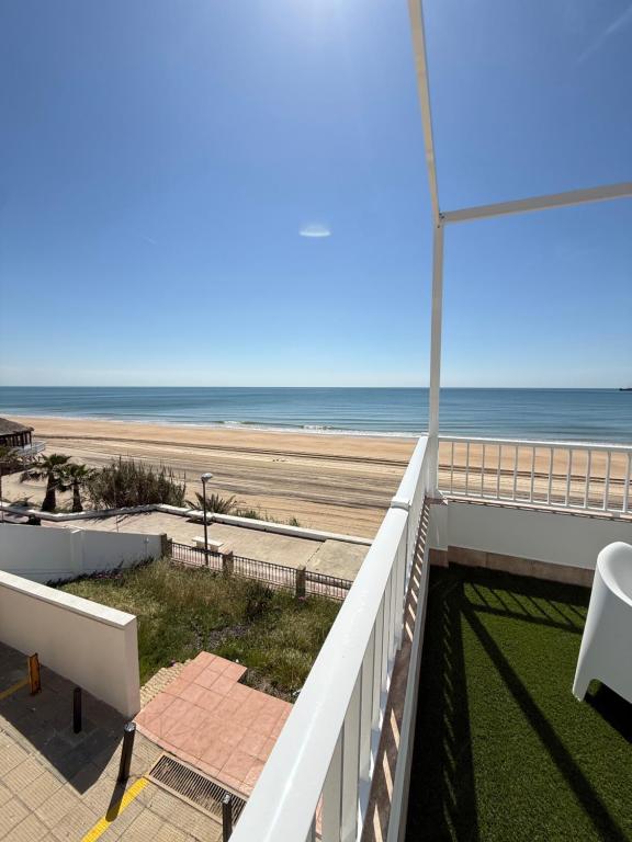 Apartamento de 2 dormitorios con terraza y vistas al mar