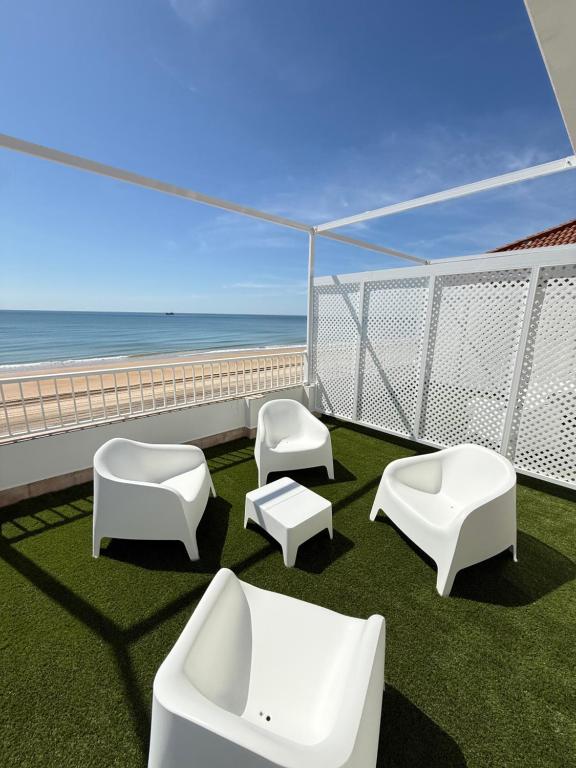 Apartamento de 2 dormitorios con terraza y vistas al mar