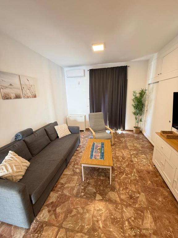 Apartamento de 2 dormitorios con terraza y vistas al mar