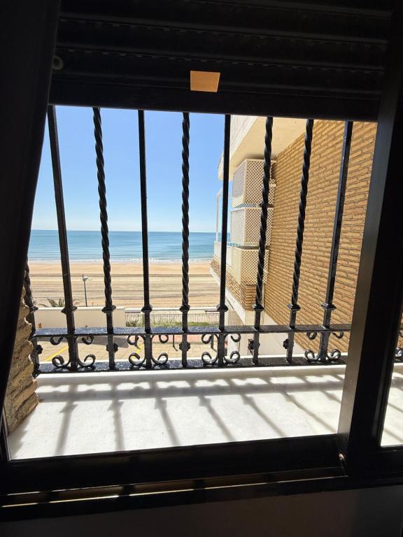 Apartamento de 2 dormitorios con terraza y vistas al mar