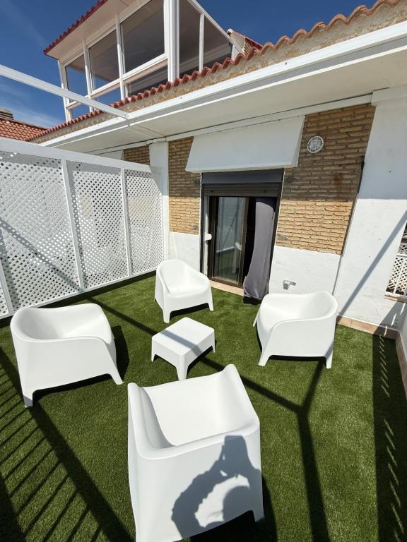 Apartamento de 2 dormitorios con terraza y vistas al mar
