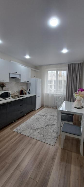 een keuken met een tafel en een eetkamer bij MyApartment in Chişinău