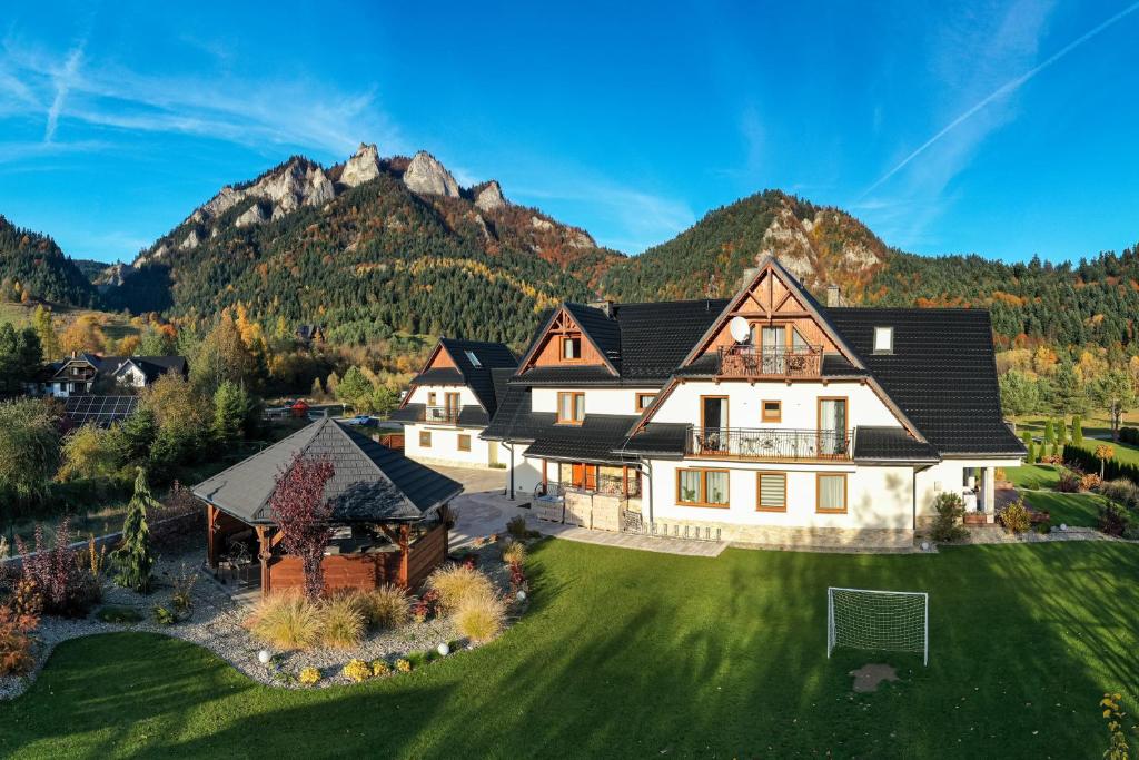 an aerial view of a house with mountains in the background at Willa Magiera - widok na Trzy Korony in Sromowce Niżne