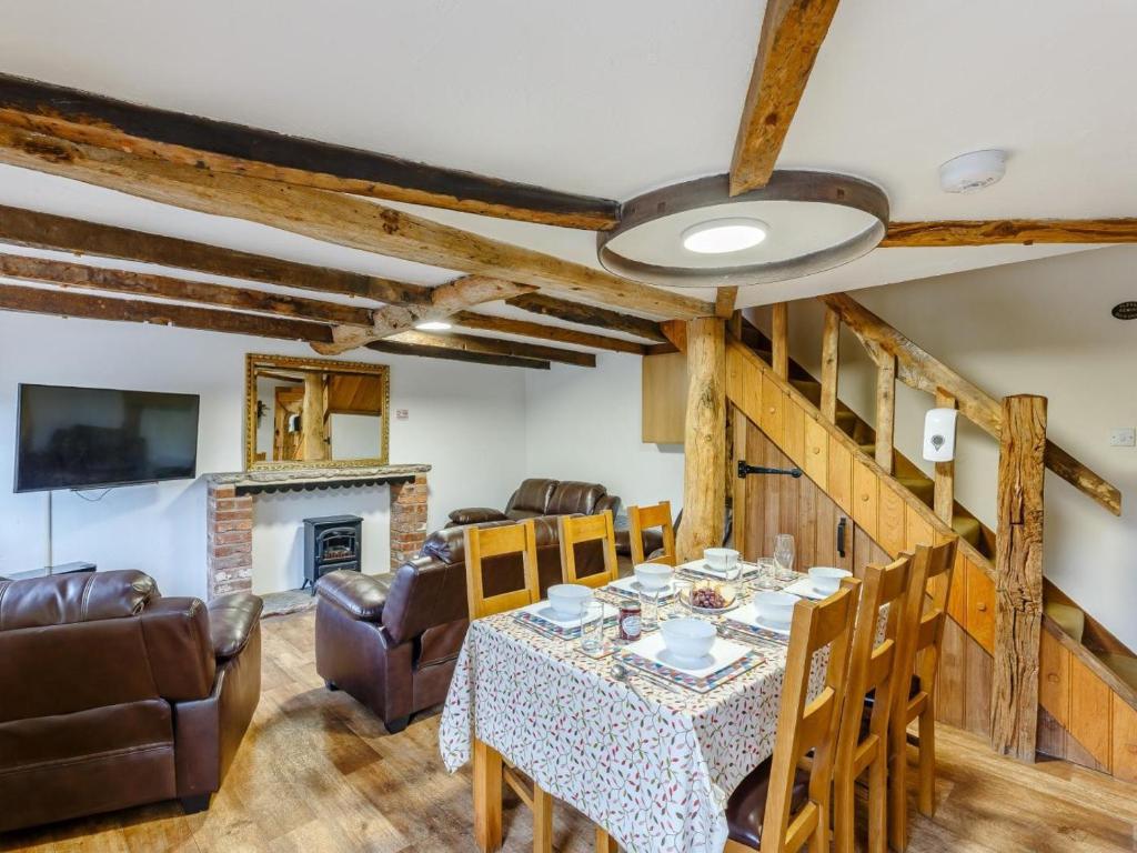 a dining room with a table and chairs at 3 Bed in Bridgnorth oc-therr in Shrewsbury