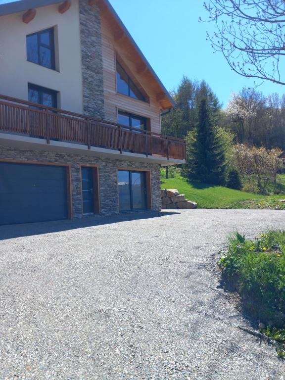 a driveway in front of a house at Gîtes les COMBES in Saint-Léger-les-Mélèzes