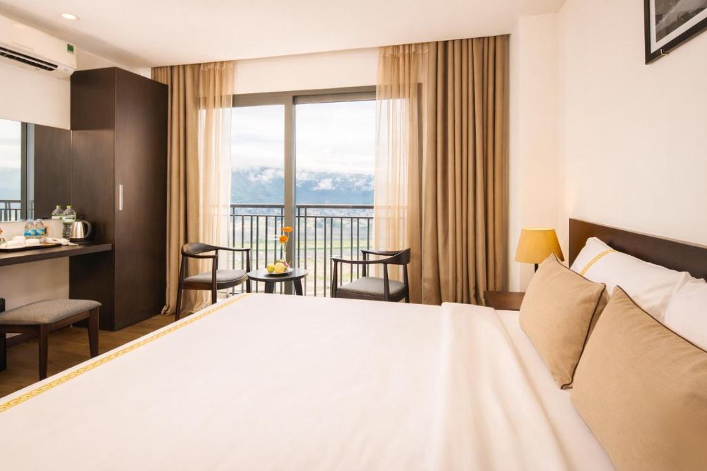 Phòng Deluxe Giường Đôi Có Ban Công