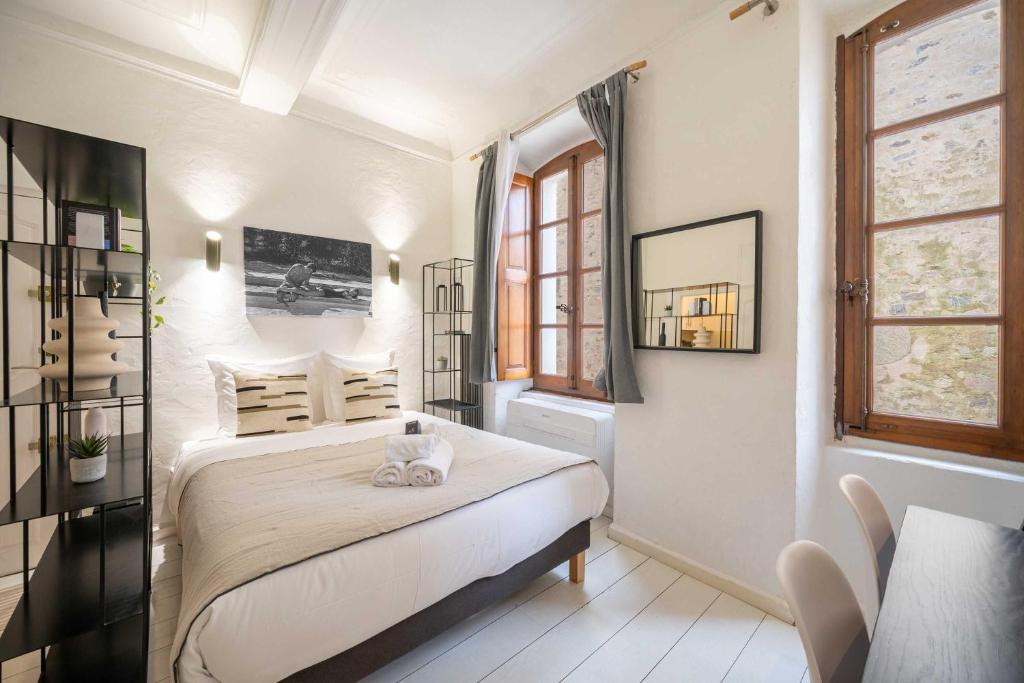 a bedroom with a bed with a cat sitting on it at Cozy Studio A C 2P - Saint-Tropez in Saint-Tropez