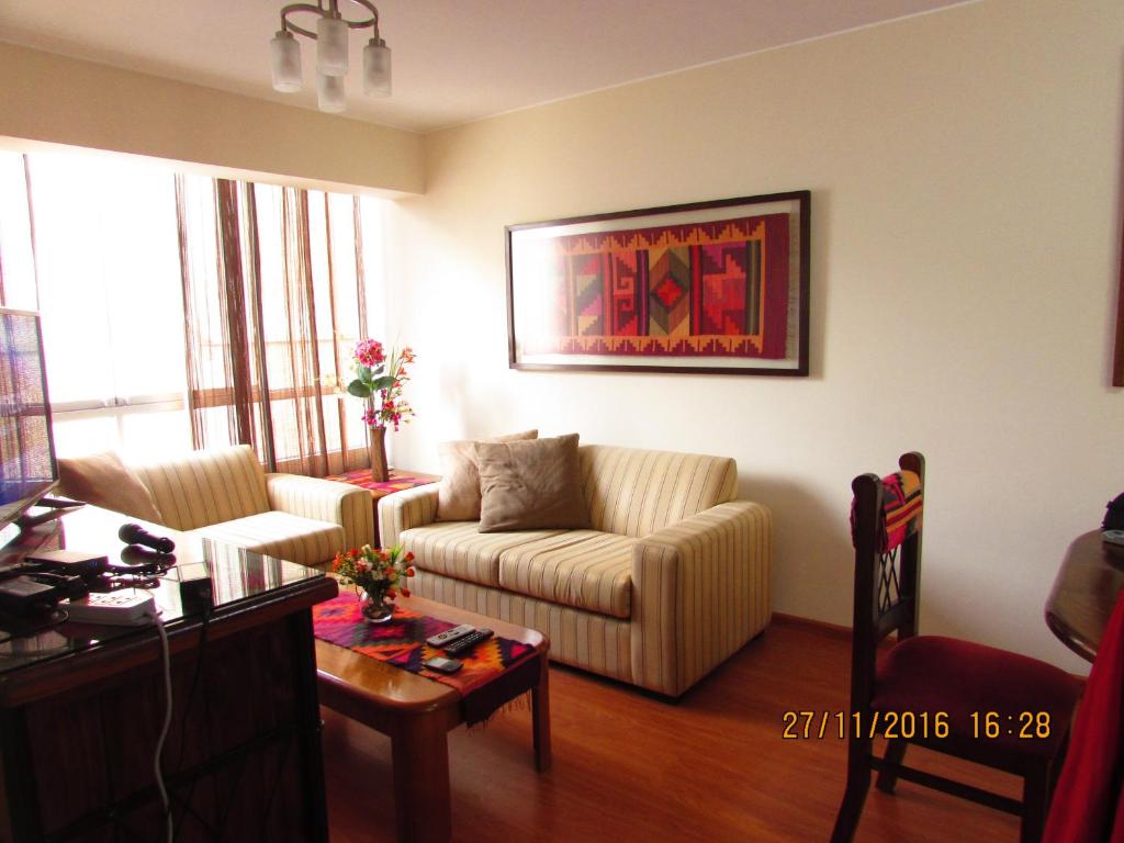 sala de estar con sofá y mesa en Bonito Apartamento en Miraflores, en Lima