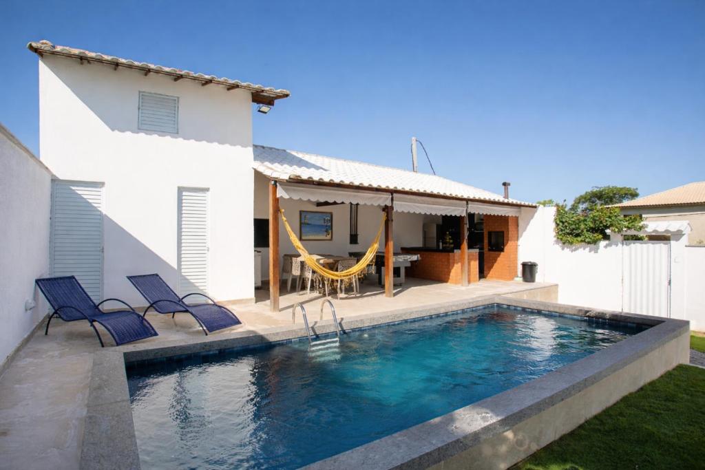 a swimming pool in the backyard of a house at QUINTAL DE BÚZIOS- casa com piscina e 3 suítes completas in Búzios