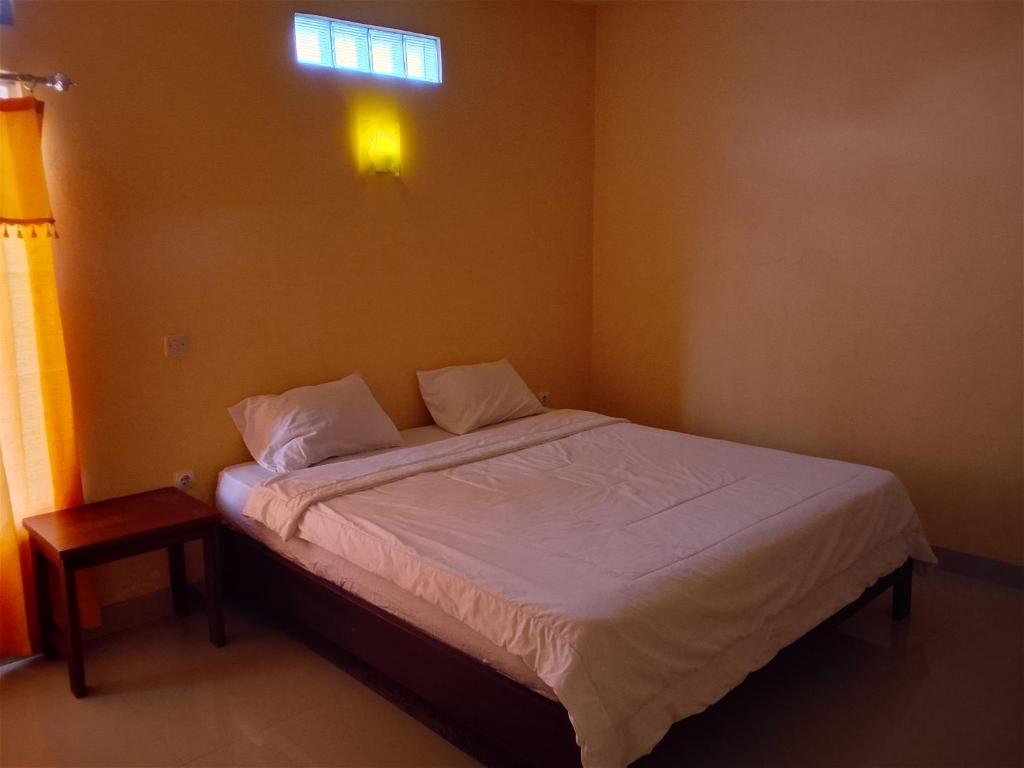 a small bed in a bedroom with a window at Irene in Kelimutu