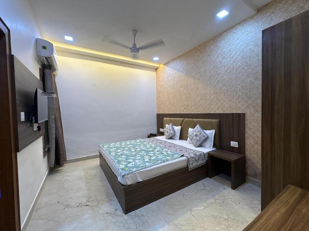 a bedroom with a bed and a tv in it at Shree Ram Palace in Chhatikara