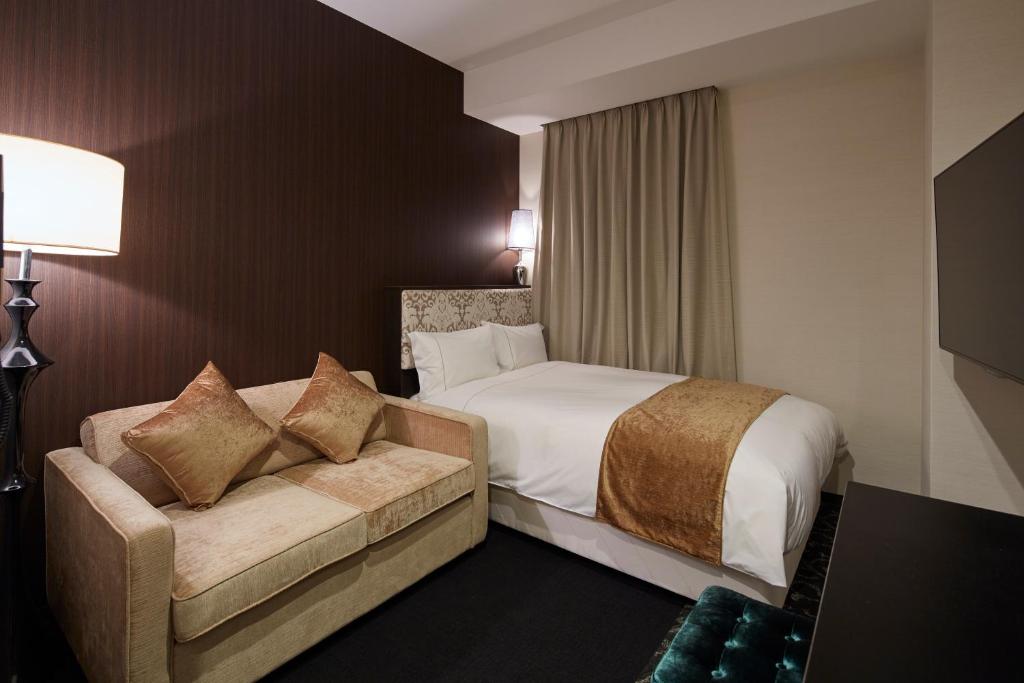Postel nebo postele na pokoji v ubytování Centurion Hotel Grand Kobe Station