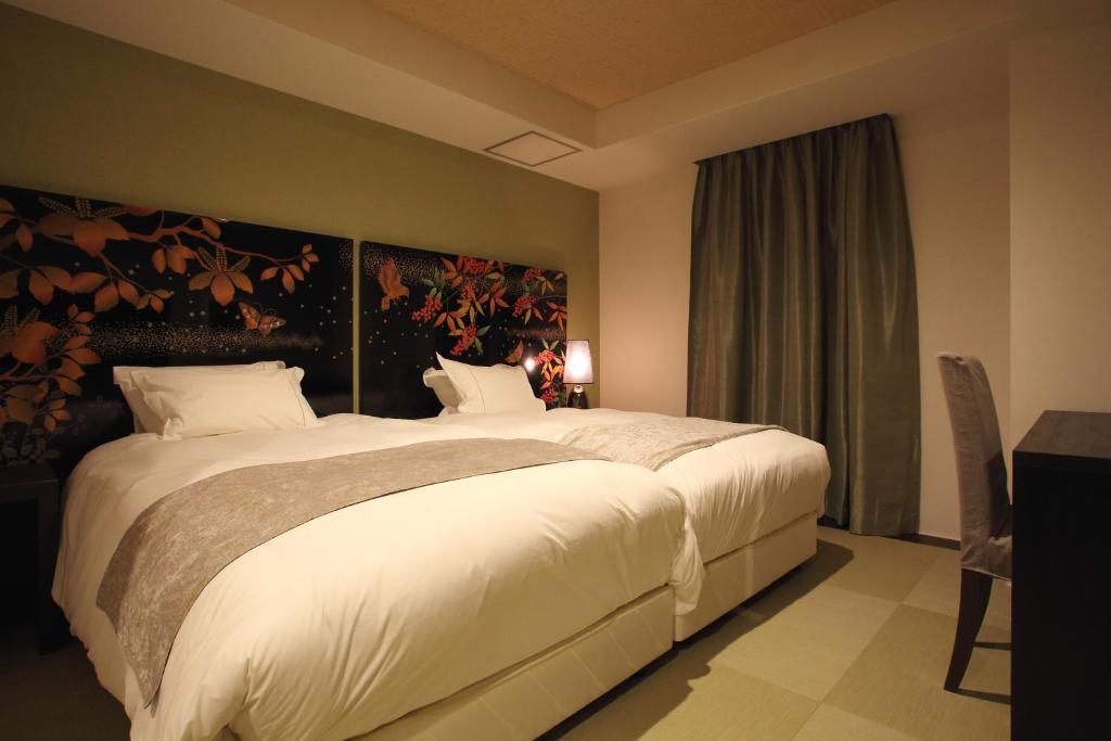 Postel nebo postele na pokoji v ubytování Centurion Hotel Grand Kobe Station