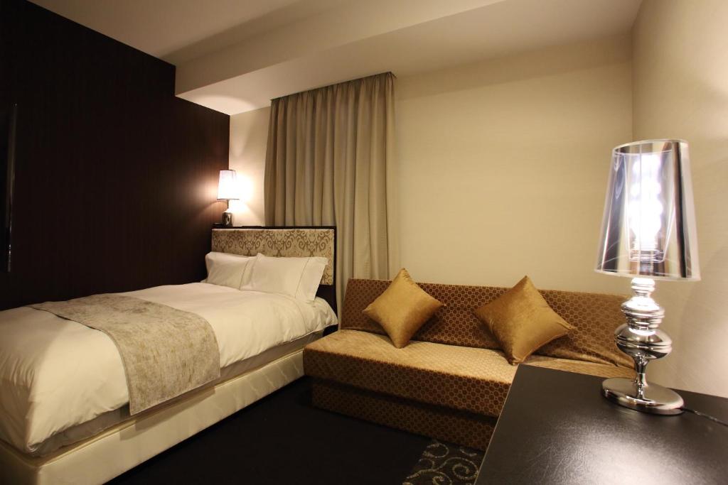 Postel nebo postele na pokoji v ubytování Centurion Hotel Grand Kobe Station