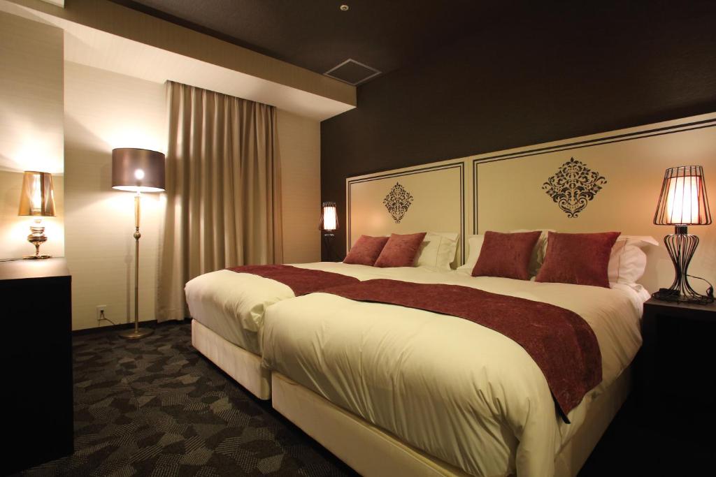 Postel nebo postele na pokoji v ubytování Centurion Hotel Grand Kobe Station