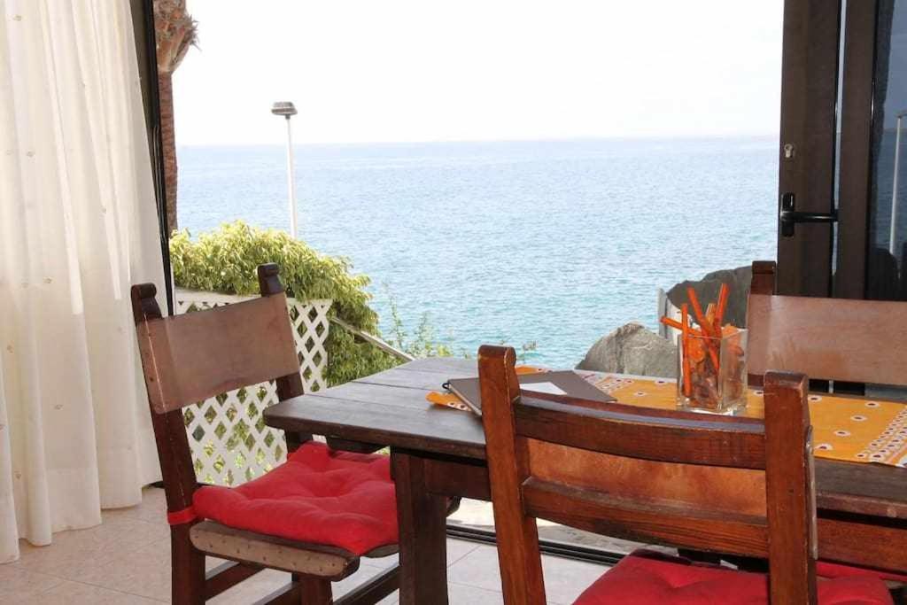 a table and chairs with a view of the ocean at Estupendo bungalow cerca del mar in Maspalomas