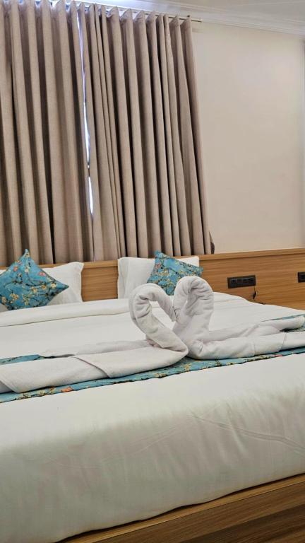 two beds sitting next to each other in a bedroom at Hotel Krishna Palace in Sirohi