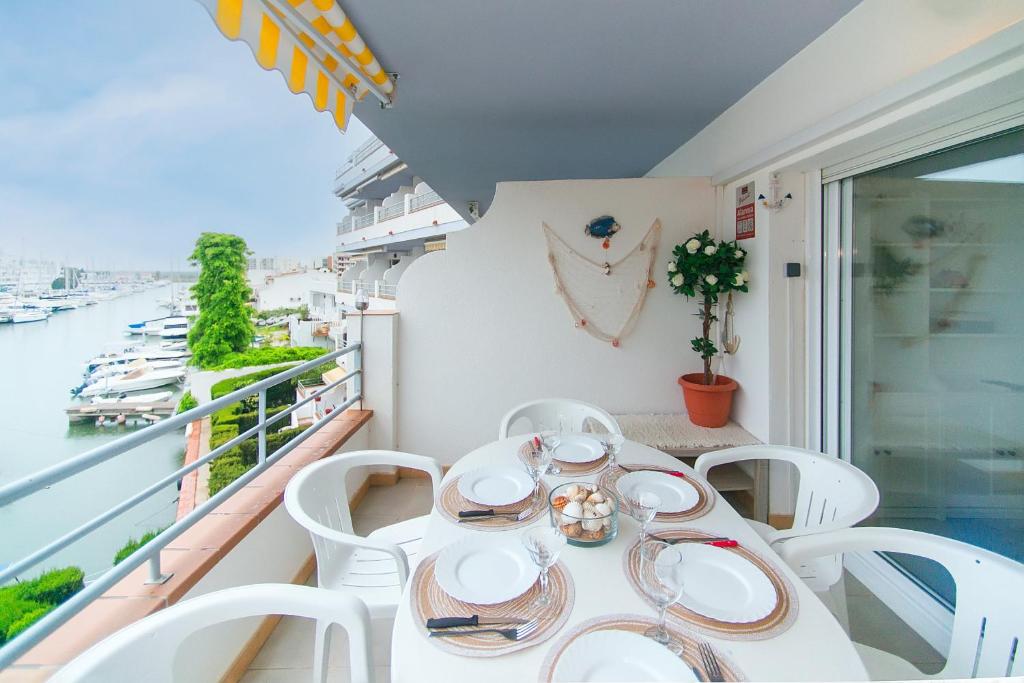 WELCS APARTAMENTO 333 EMP terraza con vistas al canal