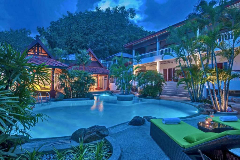 查汶的住宿－蘇梅島小花園度假酒店，别墅后院的游泳池