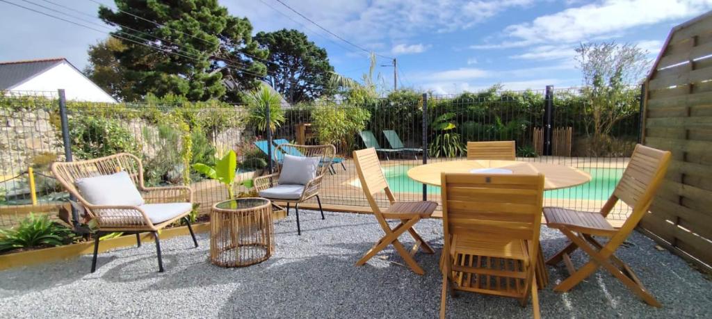 a patio with chairs and a table and a table and chairs at Île Dumet - Appt T2 cocooning - 2 à 4 pers. - Piscine & Spa in La Turballe