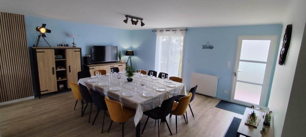 a dining room with a long table and chairs at Île d'Houat - Maison 5ch - 7 à 14 pers. - Piscine & S in La Turballe