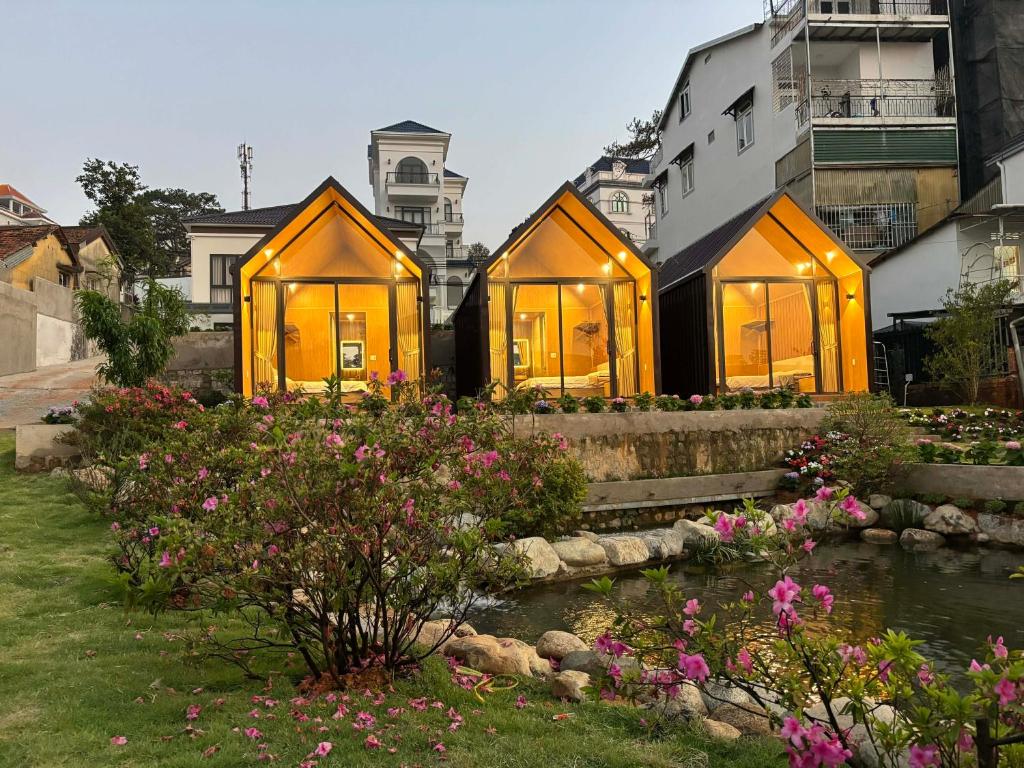a row of tiny houses in a city with flowers at Zenora Homestay in Khu Chi Lăng