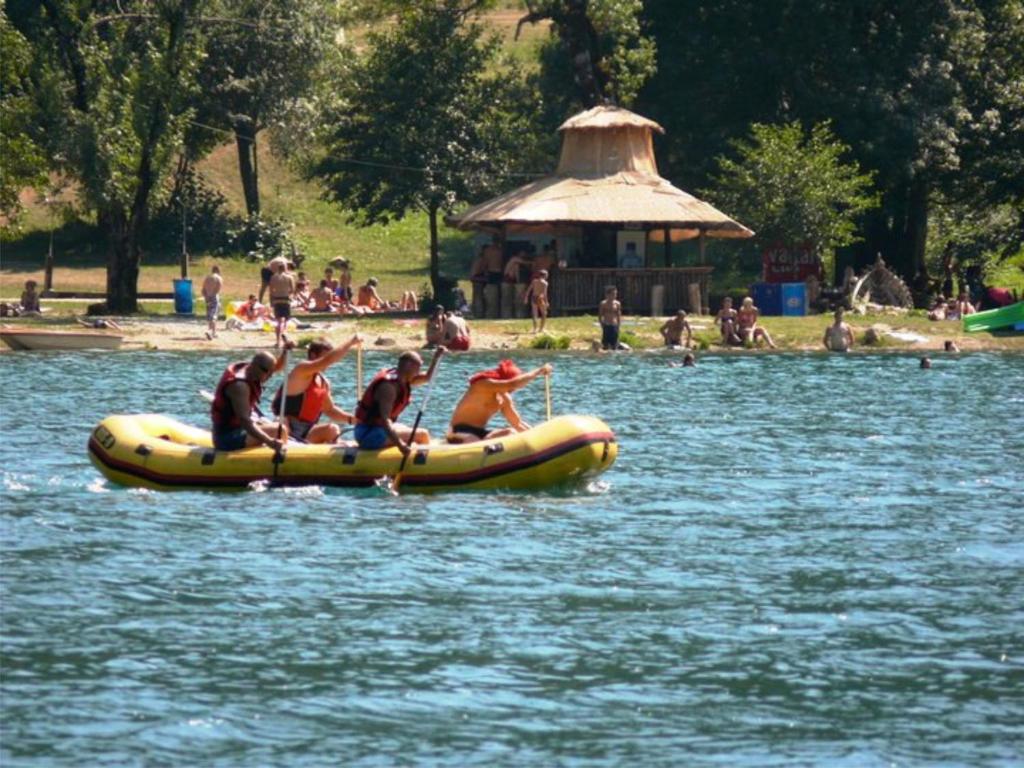 een groep mensen in een vlot in het water bij Bungalov camp Borasnica in Jezero